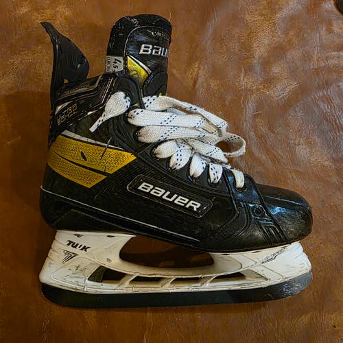 Bauer Supreme UltraSonic intermediate hockey skates in size 4.5, Fit 2