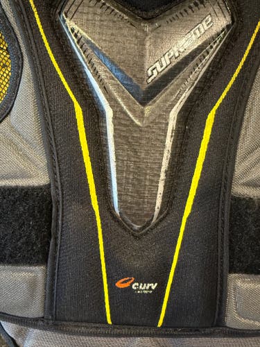 Medium Senior Bauer Supreme 1S Shoulder Pads (Used)