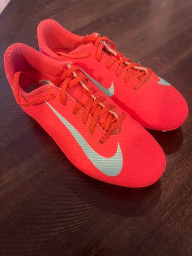 Pink Kids 3Y (Big Kids / Youth) Nike Mercurial Vapor 16 Club Molded Cleats Cleats (Used)