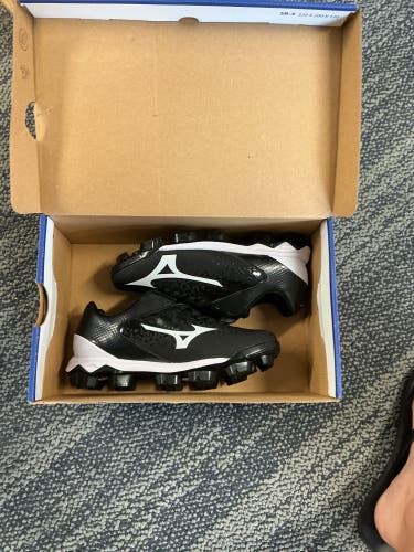 Black Men's Size M 6.5 (W 7.5) Mizuno (New)