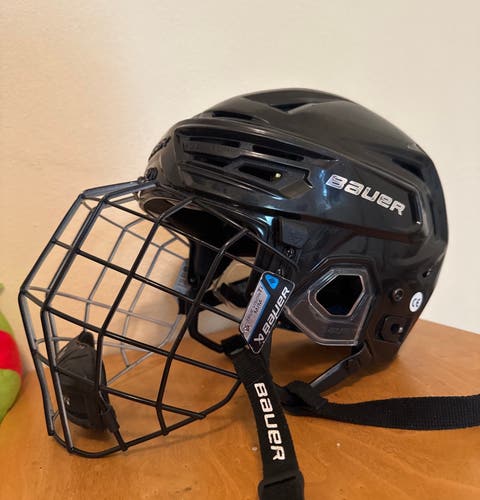 Medium Bauer Re-Akt 155 Helmet (Used)