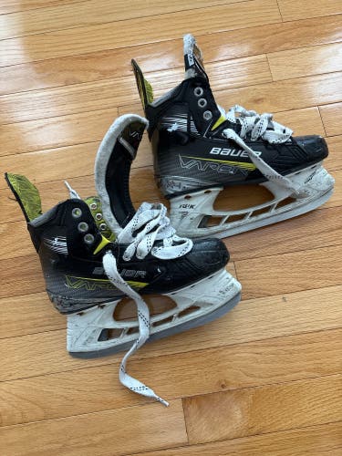 2023 Bauer Vapor X4 Hockey Skates Size 3.5 (Used)