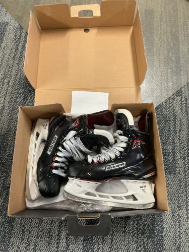 Black Bauer Vapor XLTX Pro+ Hockey Skates Extra Wide Width Size 6 (New)