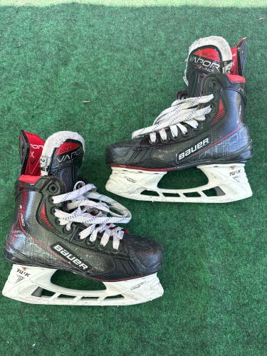 Junior Bauer Vapor 3X Pro Hockey Skates (Extra Wide) Size 2.5 (Used)