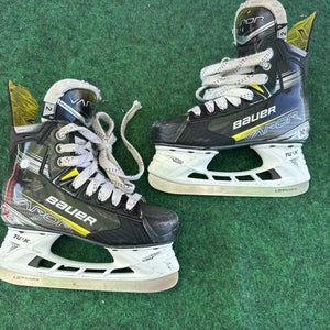 Junior Bauer Vapor X4 Hockey Skates (Regular) Size 2 (Used)
