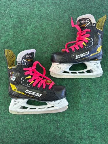 Junior Bauer Supreme M4 Hockey Skates (Regular) Size 3 (Used)