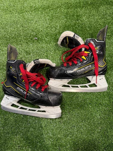 Youth Bauer Supreme M40 Hockey Skates Regular Width 13.5 (Used)