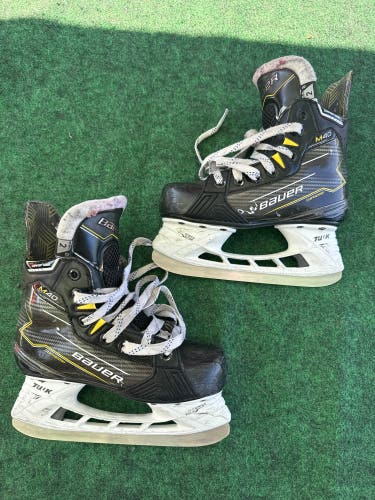 Junior Bauer Supreme M40 Hockey Skates (Regular) Size 2 (Used)