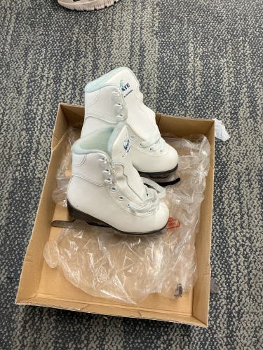Figure Skates Junior 8 (New)
