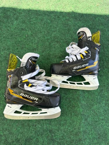 Youth Bauer Supreme M4 Hockey Skates (Regular) Size 10y (Used)