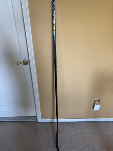 Like new Senior Bauer Vapor Flylite Right Handed Hockey Stick P28 70 Flex (Used)