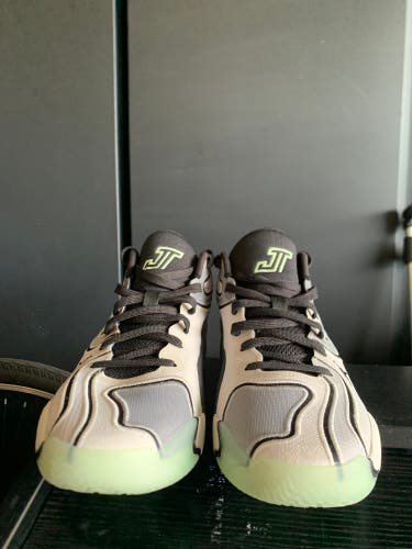 Men's Size M 11.0 (W 12.0) Jordan Shoes