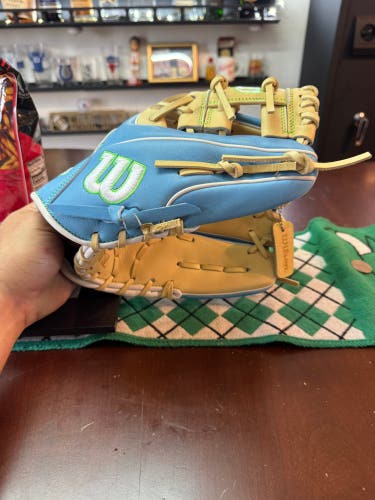 Wilson A2000 RH Baseball Glove 11" (New)