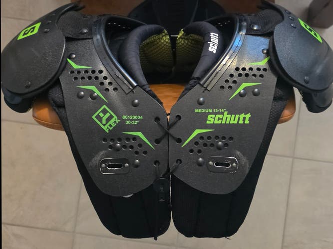 Medium Youth Schutt Y Flex Shoulder Pads (Used)
