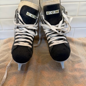 Black CCM Champion 90 Hockey Skates Size 5 (Used)