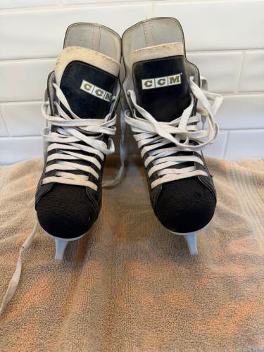 Black CCM Champion 90 Hockey Skates Size 5 (Used)