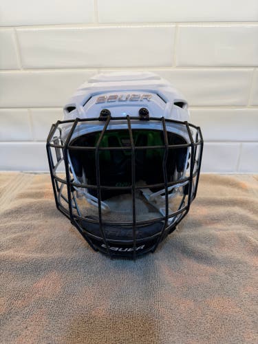 Medium Bauer Hyperlite Helmet (Used)