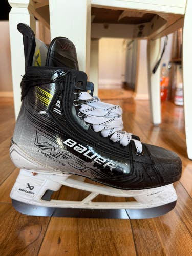2023 Bauer Vapor Hyperlite 2 Hockey Skates Size 4.5 fit 3 (Used) (2) sets Fly-Ti blades