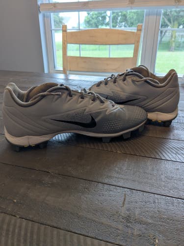 Gray Men's Size M 11.0 (W 12.0) Adult Nike Molded Cleats (Used)