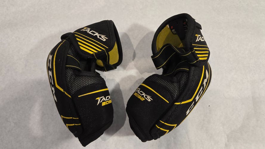 Junior Large CCM Tacks Elbow Pads (Used)