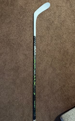 Senior Bauer AG5NT Right Handed Hockey Stick P28 87 Flex (Used)