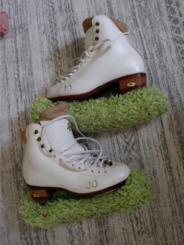 Riedell Figure Skates B Adult 5.5 (Used)