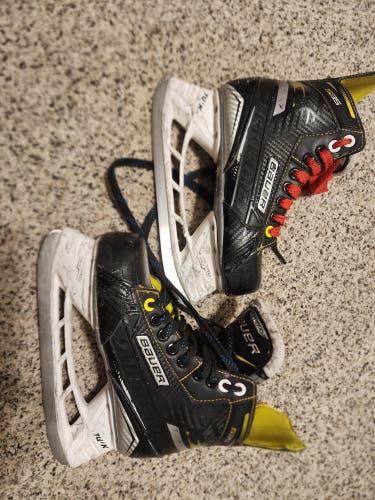 Bauer Regular Width Size 3 (Used) Supreme S35 Hockey Skates