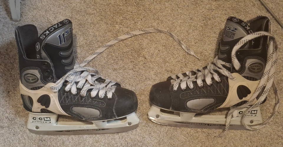 Black/White CCM Tacks 1152 Hockey Skates 7 (Used)
