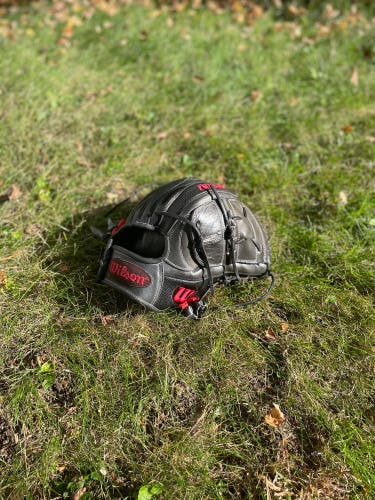Black and Red Wilson A2000 B2 RH Pitcher's Baseball Glove 12" MLB logo