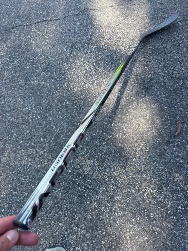 Junior Bauer Vapor Hyperlite 2 Hockey Stick Right Handed P28 30 Flex (Used)