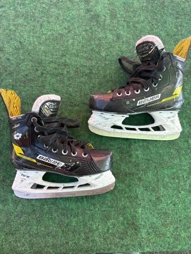 Intermediate Bauer S22 Supreme Comp (SMU) Hockey Skates (Regular) Size 4.5 (Used)