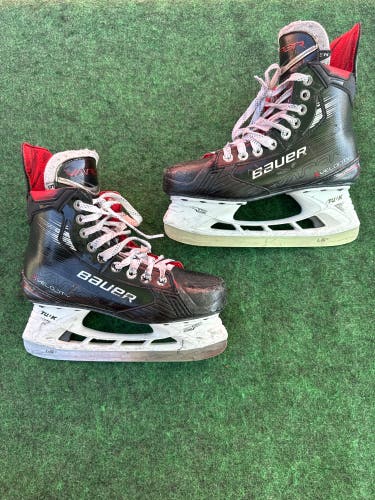 Intermediate Bauer S23 Vapor Velocity (SMU) Hockey Skates (Fit 2) Size 5.5 (Used)
