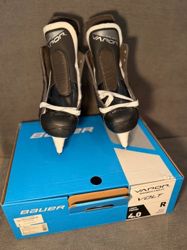 Black Bauer Vapor VOLT Hockey Skates Regular Width Size 4 (New)