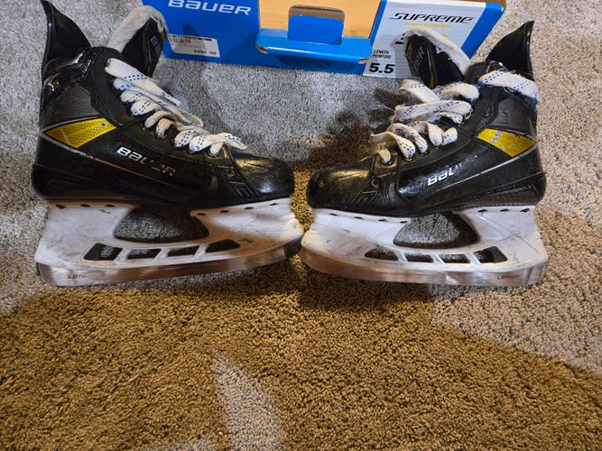 Black/Yellow Bauer Hockey Skates Extra Wide Width Pro Stock Size 5.5 (Used)