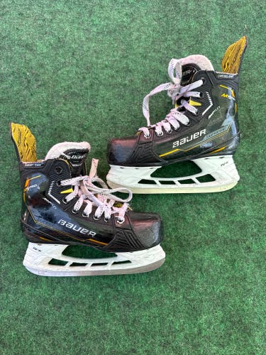 Youth Bauer Supreme M5 Pro Hockey Skates (Regular) Size 13.5 (Used)