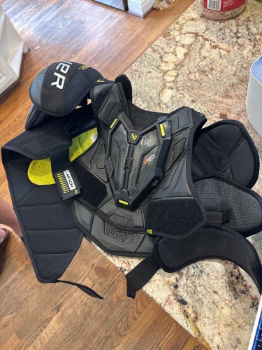 Medium Senior Bauer Supreme Mach Shoulder Pads (Used)