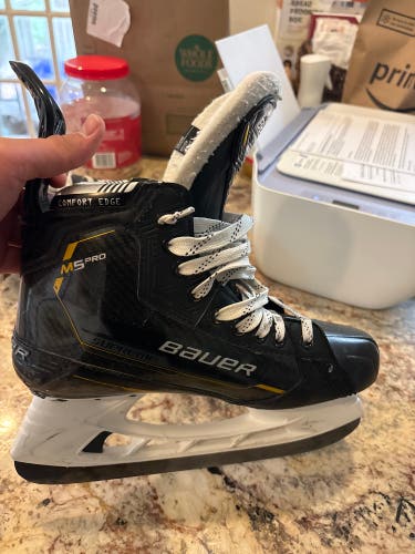 2022 Bauer Supreme M5 Pro Hockey Skates 8.5 (Used)