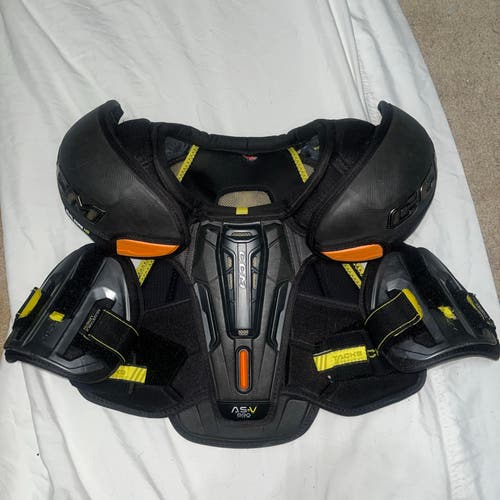 Large Senior CCM Tacks AS-V Pro Shoulder Pads (Used)