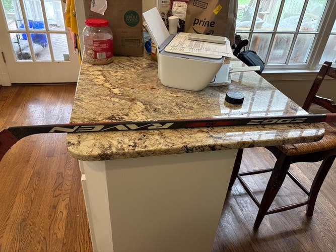 Youth Raven Right Handed Hockey Stick 40 Flex (Used)