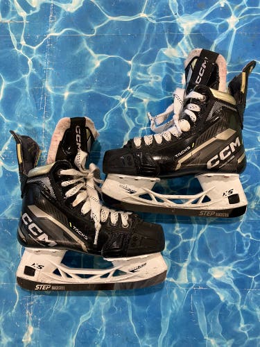 Junior CCM AS-V Hockey Skates Regular Width Size 3.5 (Used)