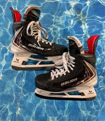 Senior Bauer Vapor Flypro Hockey Skates 8.5 (Used)