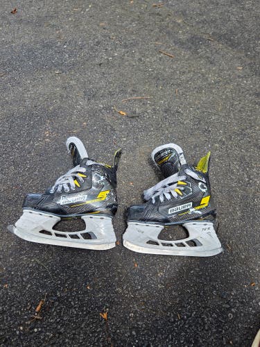 Black/Yellow 2022 Bauer Supreme M4 Hockey Skates Extra Wide Width Size 1