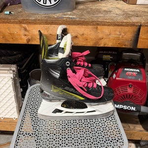 2023 Bauer Vapor X4 Hockey Skates Regular Width Size 3 (Used)