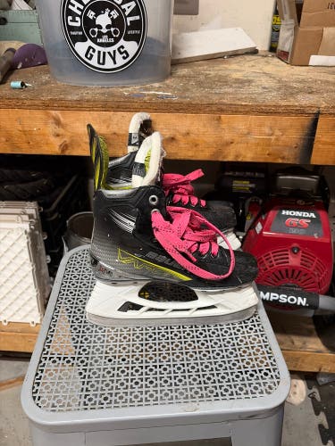 2023 Bauer Vapor X4 Hockey Skates Regular Width Size 3 (Used)
