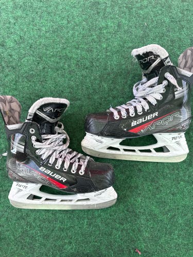 Senior Bauer Vapor X3 Hockey Skates (Regular) Size 8 (Used)