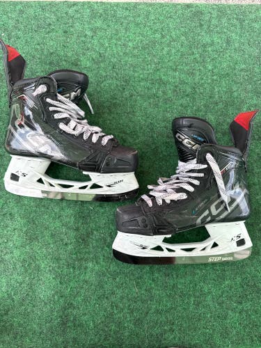 Intermediate CCM JetSpeed FT690 Hockey Skates (Regular) Size 6 (Used)