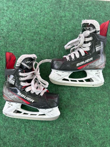 Junior Bauer S23 Vapor Select (SMU) Hockey Skates (Regular) Size 1 (Used)