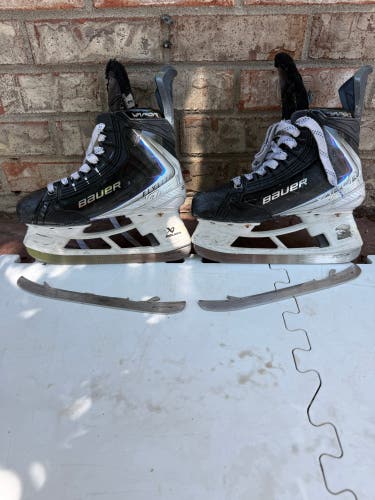 Black/White 2025 Bauer Vapor Flylite Hockey Skates Extra Wide Width Size 3 (Used)
