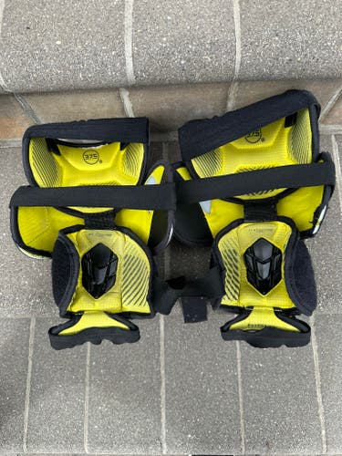 Bauer Intermediate Supreme Knee Pads