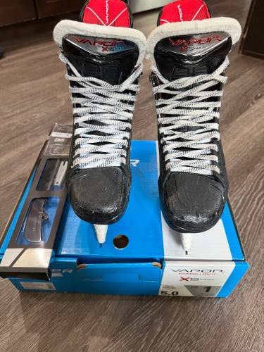 2023 Bauer Vapor X5 Pro Hockey Skates Size 5 with Bauer Fit B inserts and extra Fly-Ti blades